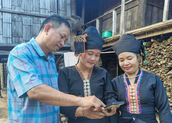 Hướng dẫn người dân làm thủ tục hành chính tại Trung tâm hành chính công phường Vĩnh Yên (Phú Thọ). Ảnh: TTXVN