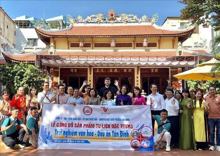 Đoàn du khách "check in" điểm đến tâm linh tại Thành phố Hồ Chí Minh. Ảnh: Mỹ Phương/TTXVN