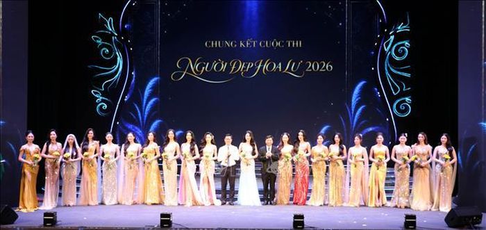 Ban Tổ chức tặng hoa top 20 cuộc thi “Người đẹp Hoa Lư” năm 2026. Ảnh: Thùy Dung/TTXVN