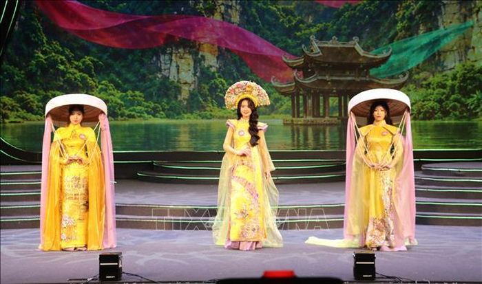 Các thí sinh tranh tài ở phần thi Trình diễn trang phục áo dài Việt Nam tại cuộc thi “Người đẹp Hoa Lư” năm 2026. Ảnh: Thùy Dung/TTXVN