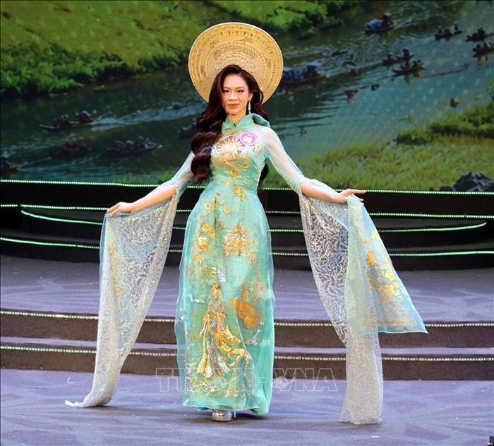 Các thí sinh tranh tài ở phần thi Trình diễn trang phục áo dài Việt Nam tại cuộc thi “Người đẹp Hoa Lư” năm 2026. Ảnh: Thùy Dung/TTXVN