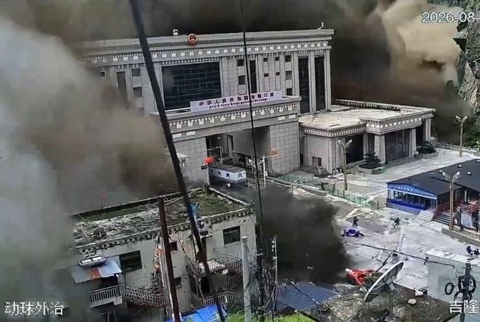 Cơn lũ kinh hoàng ập xuống tòa nhà cửa khẩu Gyirong ở biên giới Trung Quốc - Nepal. Ảnh cắt từ video