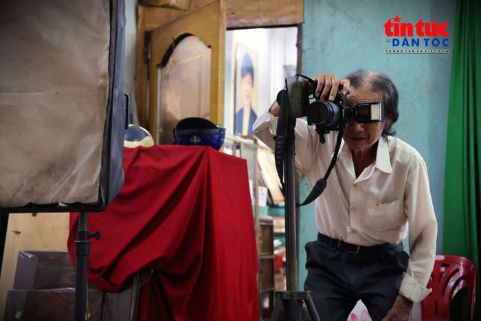 Ông Nguyễn Ngọc Lộc bên chiếc máy ảnh đã gắn bó với ông trong nhiều năm làm nghề chụp chân dung.
