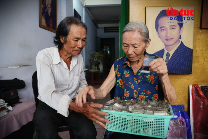 Những phần phim được cắt riêng, cho vào túi nhỏ và đánh số để đối chiếu và lưu giữ tại Ảnh viện Lộc.