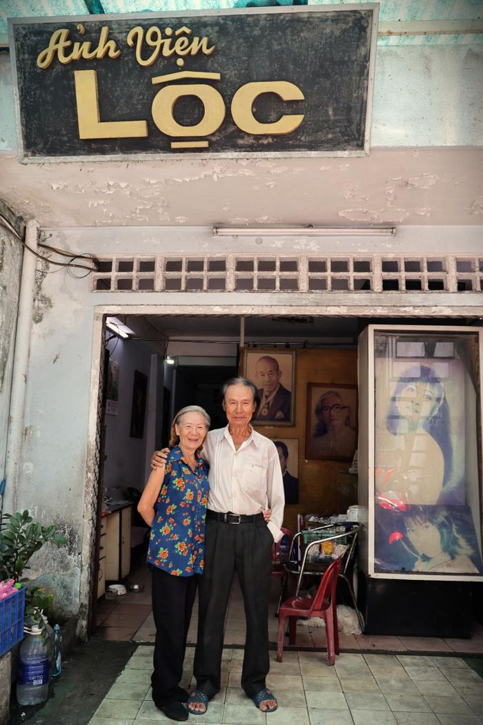Ông Nguyễn Ngọc Lộc và bà Nguyễn Thị Tuyết Nga vẫn cùng nhau giữ Ảnh viện Lộc sau hơn 50 năm gắn bó với nghề chụp ảnh.