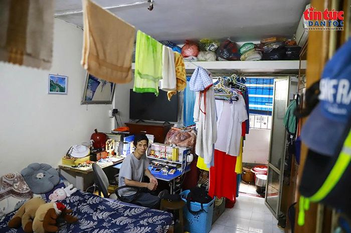 Không gian sinh hoạt trong một căn hộ tại khu chung cư 23 Hàng Tre được tận dụng tối đa để đáp ứng nhu cầu của gia đình.