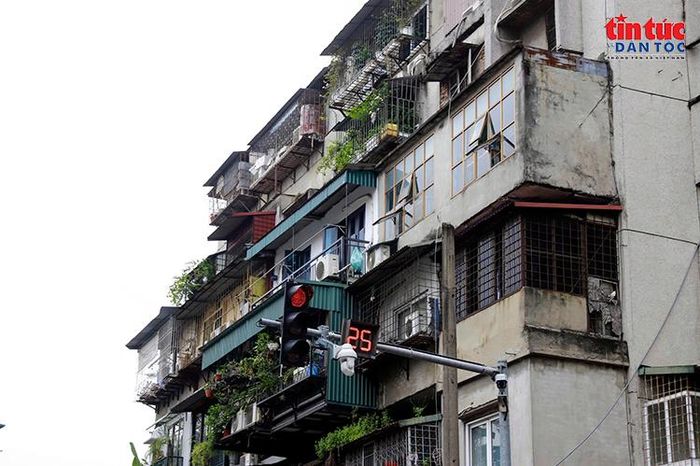 Khu chung cư gồm hai khối nhà A và B với bốn đơn nguyên, được xây dựng trong giai đoạn 1984–1988.