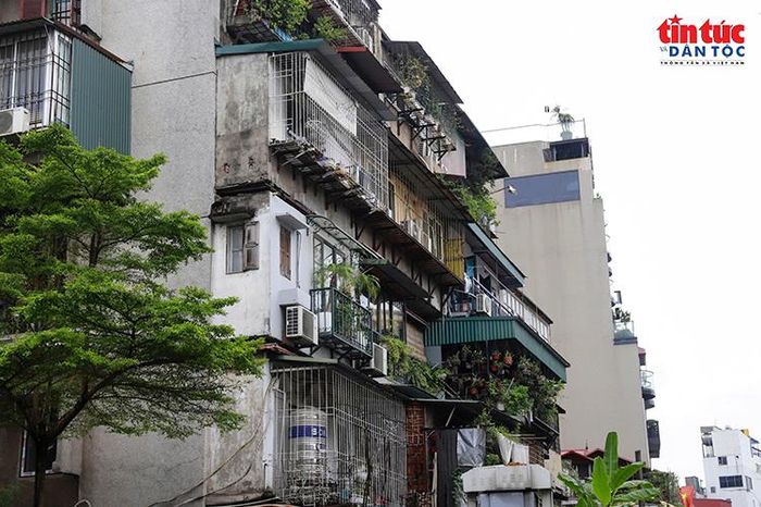 Sau gần 40 năm sử dụng, khu chung cư 23 Hàng Tre đã xuất hiện nhiều dấu hiệu xuống cấp.
