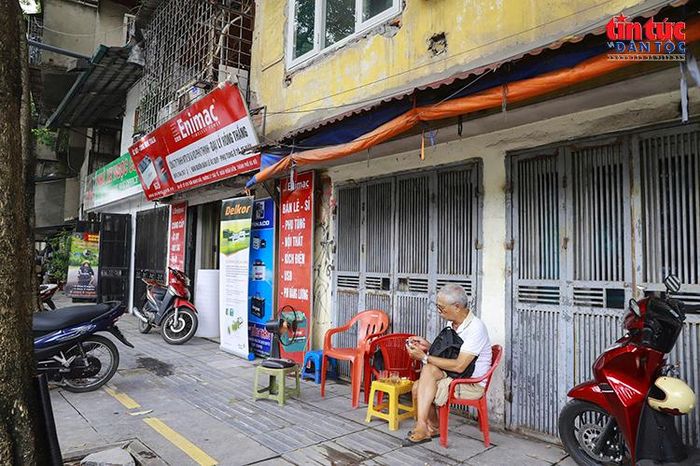 Một số căn hộ tại tầng 1 khu chung cư được sử dụng làm nơi kinh doanh, buôn bán.