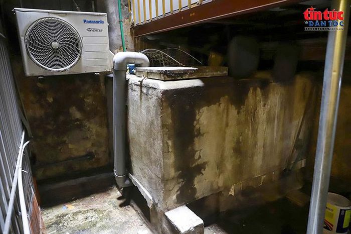 Nhiều vị trí bên trong khu nhà xuất hiện dấu hiệu ẩm mốc, thấm nước sau thời gian dài sử dụng.