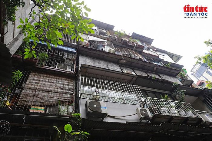Nhiều hộ dân lắp đặt lồng sắt, mái che và cơi nới ban công để tăng diện tích sử dụng.