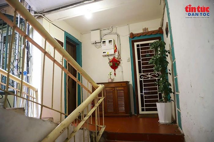 Một số hộ dân chủ động chỉnh trang khu vực trước cửa căn hộ nhằm cải thiện điều kiện sinh hoạt.