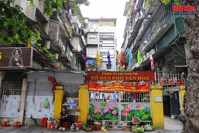 Lối vào khu chung cư 23 Hàng Tre, nơi hiện có khoảng 125 hộ dân sinh sống.