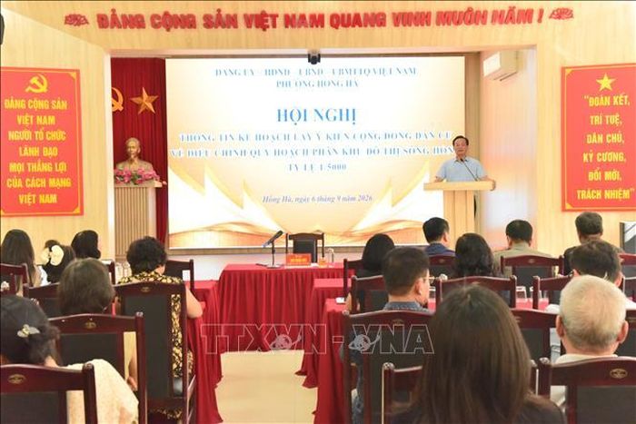 Bí thư Đảng ủy, Chủ tịch HĐND phường Hồng Hà Bùi Tuấn Anh chỉ đạo nội dung lấy ý kiến nhân dân. Ảnh: Kim Anh/TTXVN