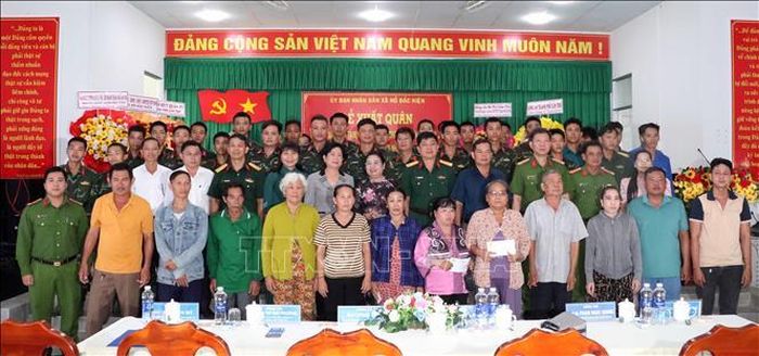 Lãnh đạo thành phố Cần Thơ và các sở, ngành, địa phương chụp ảnh lưu niệm cùng đại diện các hộ dân được trao nhà. Ảnh: Trung Kiên/TTXVN