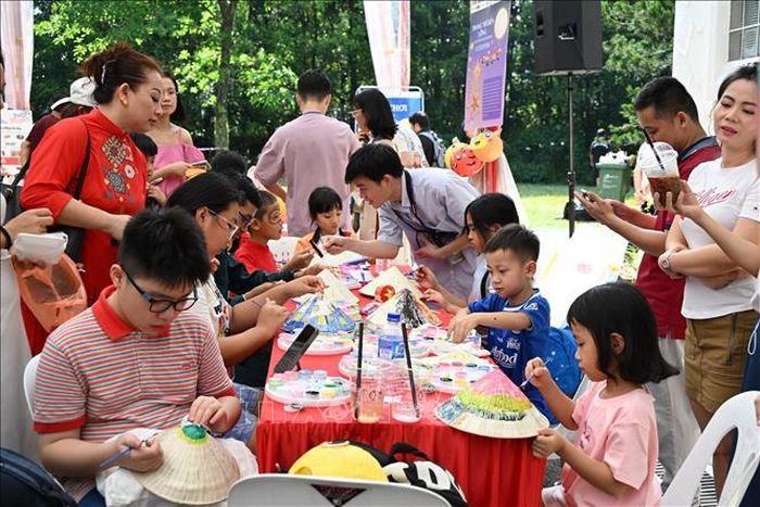 Ban Liên lạc Cộng đồng Người Việt Nam tại Singapore tổ chức Lễ hội Trung thu thường niên nhằm gắn kết cộng đồng và lan tỏa văn hóa Việt. Ảnh: TTXVN phát