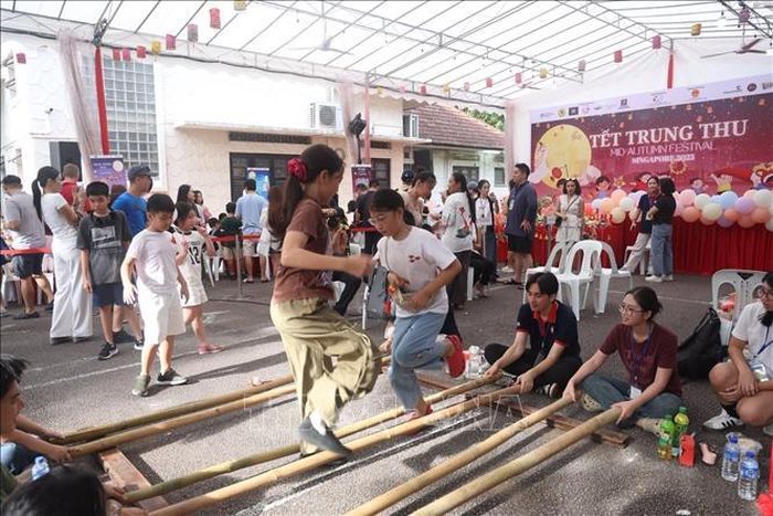 Ban Liên lạc Cộng đồng Người Việt Nam tại Singapore tổ chức Lễ hội Trung thu thường niên nhằm gắn kết cộng đồng và lan tỏa văn hóa Việt. Ảnh: TTXVN phát