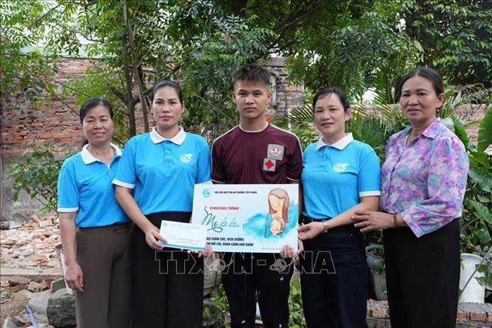 Phụ nữ Bắc Ninh trao hỗ trợ chương trình "Mẹ đỡ đầu" cho các học sinh có hoàn cảnh khó khăn. Ảnh: TTXVN phát