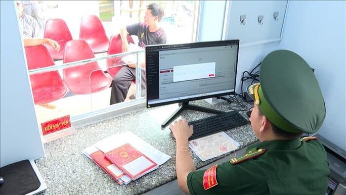 Cán bộ Trạm Biên phòng Sông Đốc (xã Sông Đốc, tỉnh Cà Mau) cấp giấy xuất bến, nhập bến cho các tàu thuyền. Ảnh: TTXVN phát