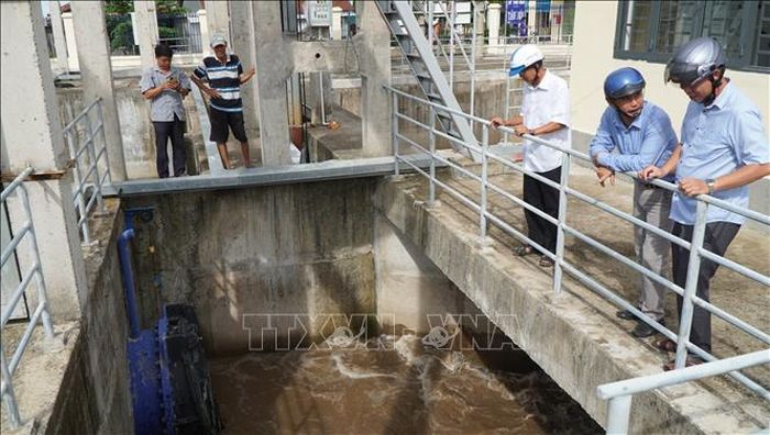 Lãnh đạo Phòng Kinh tế xã Tân Long (tỉnh Đồng Tháp) kiểm tra tình hình vận hành Cống thông minh Mương Khai.