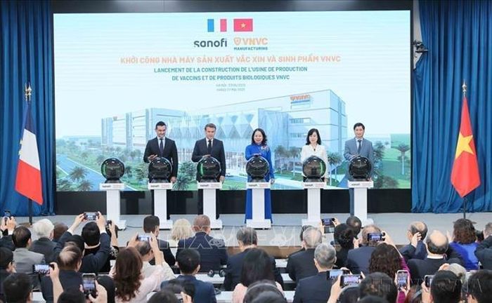 Tổng thống Pháp Emmanuel Macron và Phó Chủ tịch nước Võ Thị Ánh Xuân cùng các đại biểu thực hiện nghi thức khởi công Nhà máy sản xuất vaccine và sinh phẩm VNVC - nhà máy sản xuất vaccine có quy mô lớn và hiện đại nhất Việt Nam hiện nay, được Tập đoàn dược phẩm Sanofi của Pháp chuyển giao công nghệ (Hà Nội, 27/05/2025). Ảnh: An Đăng/TTXVN