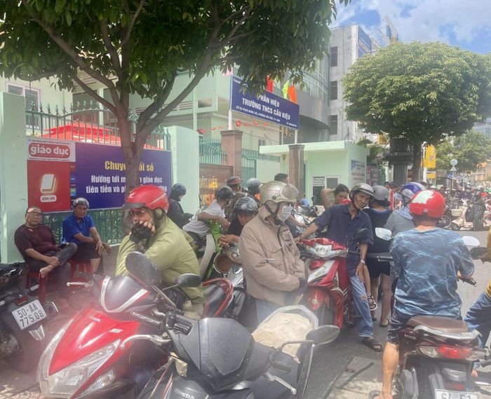 Phân hiệu Trường THCS Cầu Kiệu đông đúc phụ huynh trưa 7/9.