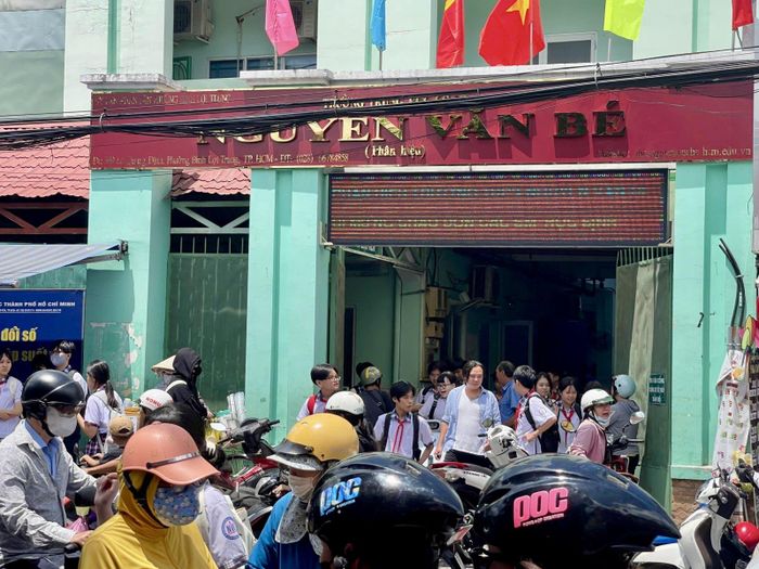 Học sinh Trường THCS Nguyễn Văn Bé (phường Bình Lợi Trung) tan học ca sáng.