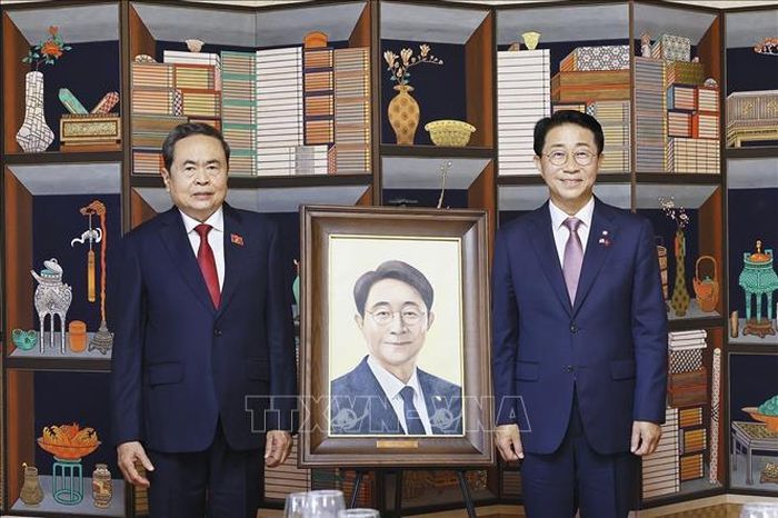 Chủ tịch Quốc hội Trần Thanh Mẫn tặng bức tranh sơn dầu chân dung của Chủ tịch Quốc hội Hàn Quốc Cho Jeong Sik. Ảnh: Doãn Tấn/TTXVN