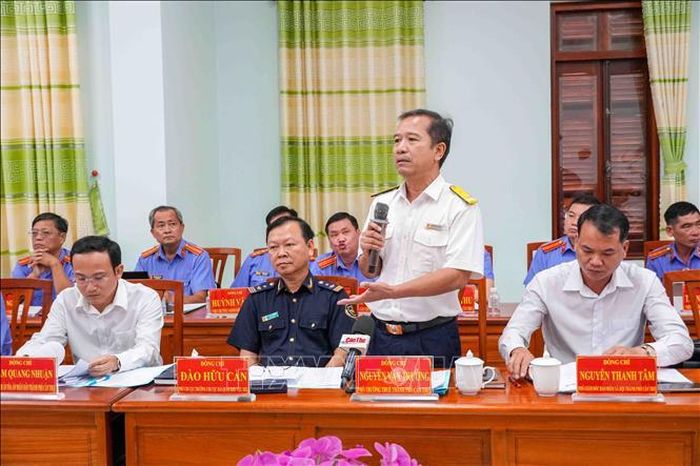 Lãnh đạo Thuế thành phố Cần Thơ góp ý việc thực hiện Nghị quyết 205 trong lĩnh vực thuế.