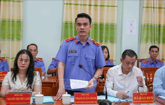 Viện trưởng Viện Kiểm sát nhân dân thành phố Cần Thơ Phạm Xuân Minh phát biểu tại buổi làm việc.