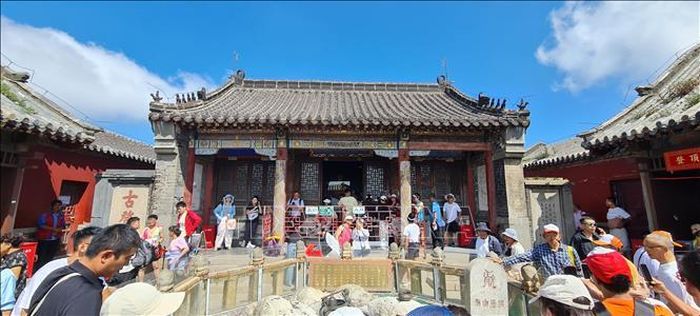Đỉnh Ngọc Hoàng, điểm cao nhất của Thái Sơn, nơi đã có 13 đời hoàng đế Trung Quốc trực tiếp lên thực hiện nghi lễ phong thiện hoặc tế tự.