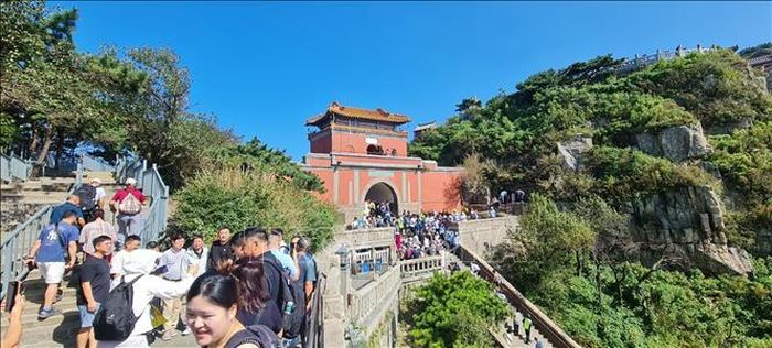 Du khách chinh phục những bậc đá trên hành trình khám phá Thái Sơn.