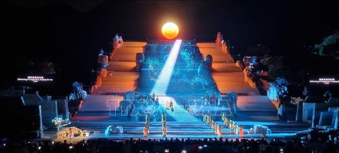 Biểu diễn thực cảnh “Trung Hoa Thái Sơn – Đại điển Phong Thiện”, tái hiện lại quá trình lịch sử của Trung Quốc.