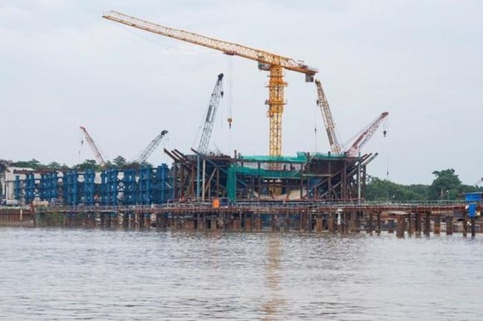 Hệ thống móng trụ cầu và đà giáo tạm được lắp dựng vững chắc, đảm bảo cho công tác lắp đặt dầm, sàn, vòm thép trên cao.