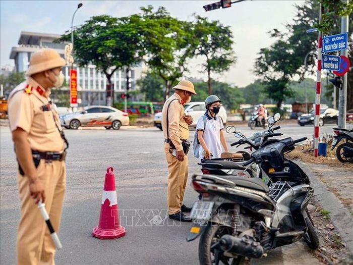 Từ ngày 4/9/2026, lực lượng Cảnh sát giao thông và công an cấp xã tại Hà Nội đồng loạt tăng cường tuyên truyền, kiểm tra, xử lý các trường hợp học sinh, phụ huynh học sinh vi phạm pháp luật về trật tự an toàn giao thông, nhất là trong những tuần đầu năm học mới.