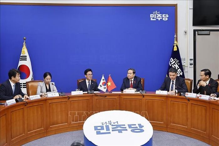 Chủ tịch Quốc hội Trần Thanh Mẫn tiếp Chủ tịch Đảng Dân chủ Đồng hành (DPK) Kim Min Seok. Ảnh: Doãn Tấn/TTXVN
