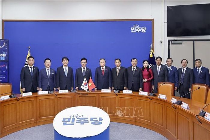 Chủ tịch Quốc hội Trần Thanh Mẫn và Chủ tịch Đảng Dân chủ Đồng hành (DPK) Kim Min Seok (thứ tư, từ trái qua) cùng các đại biểu chụp ảnh chung. Ảnh: Doãn Tấn/TTXVN
