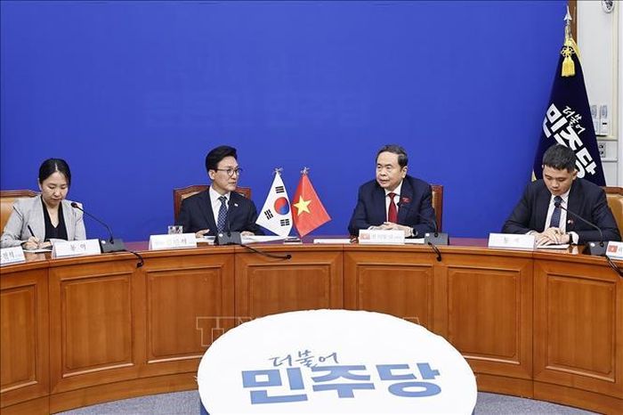 Chủ tịch Quốc hội Trần Thanh Mẫn tiếp Chủ tịch Đảng Dân chủ Đồng hành (DPK) Kim Min Seok. Ảnh: Doãn Tấn/TTXVN