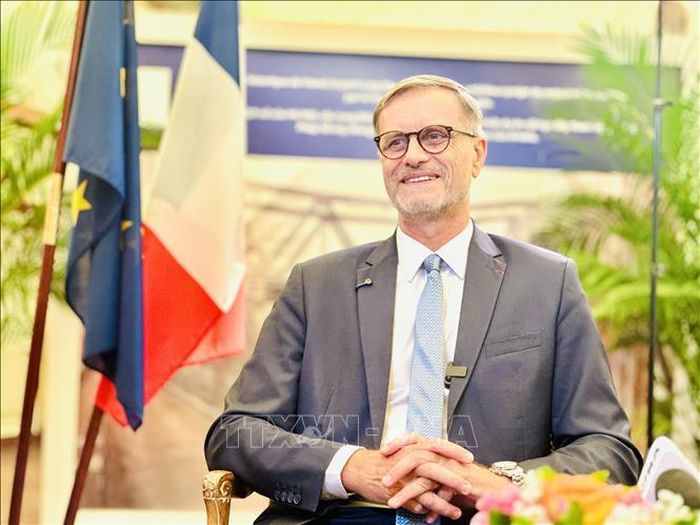 Đại sứ Pháp tại Việt Nam Olivier Brochet trả lời phỏng vấn của phóng viên Thông tấn xã Việt Nam. Ảnh: Việt Đức/TTXVN