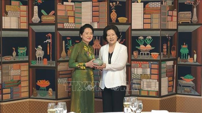 Phu nhân Nguyễn Thị Thanh Nga nhận quà lưu niệm từ Phu nhân Chủ tịch Quốc hội Hàn Quốc.