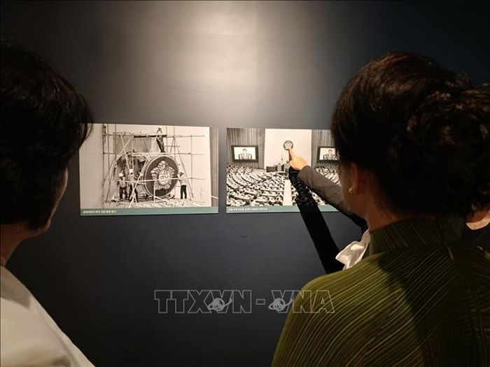Phu nhân Nguyễn Thị Thanh Nga nghe giới thiệu về lịch sử Quốc hội Hàn Quốc.
