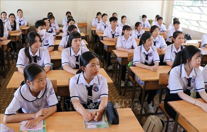 Học sinh khối lớp 10 trường THPT Chợ Gạo, tỉnh Đồng Tháp trong ngày đầu năm học 2006 - 2027.