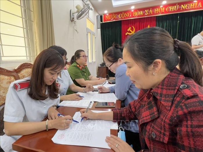 Ký biên bản tiếp nhận Quyết định thanh tra. Ảnh: TTXVN