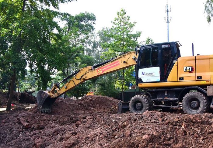 Các thiết bị máy móc tham gia phục vụ công tác đào, vận chuyển đất tại Khu B.