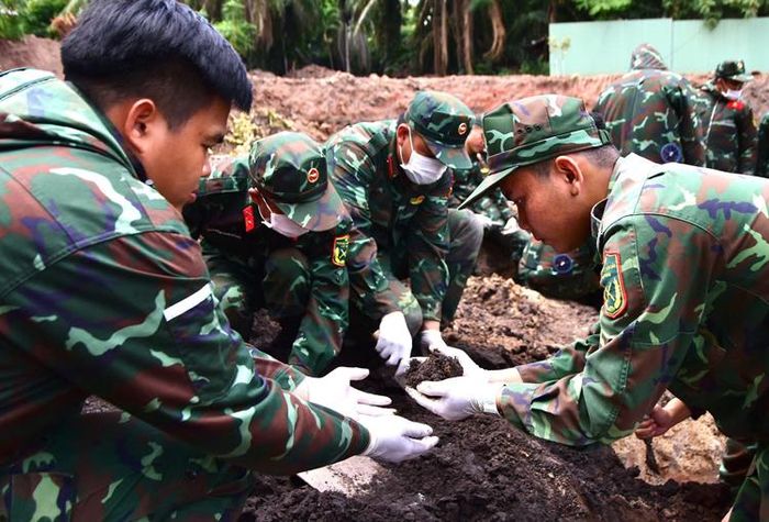 Lực lượng làm nhiệm vụ cẩn trọng tìm kiếm hài cốt liệt sĩ trong từng tấc đất.