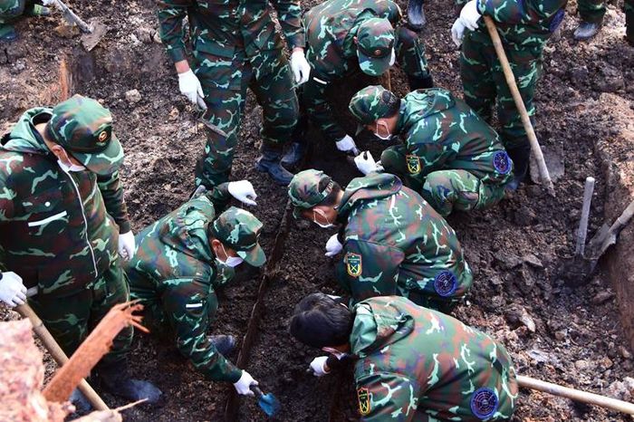 Lực lượng tham gia tìm kiếm hài cốt liệt sĩ tại Khu B Công viên Lê Thị Riêng.