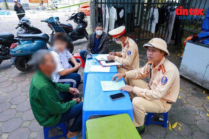 Không chỉ học sinh, một số phụ huynh đưa con đến trường cũng bị nhắc nhở, xử lý vì không đội mũ bảo hiểm khi tham gia giao thông.
