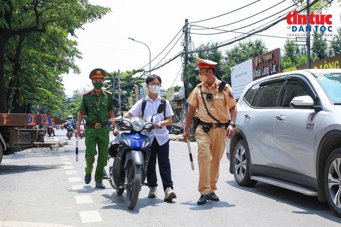 Đáng chú ý, có trường hợp học sinh chưa đủ tuổi, nhưng vẫn điều khiển xe máy trên đường. Với những trường hợp này, lực lượng chức năng tiến hành xử lý và yêu cầu phụ huynh phối hợp giải quyết.