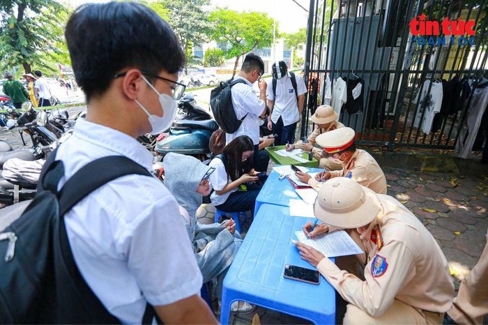 Việc kiểm tra, xử lý trong thời gian đầu năm học không chỉ nhằm phát hiện vi phạm, mà còn hướng tới nâng cao ý thức chấp hành pháp luật giao thông của học sinh và phụ huynh.