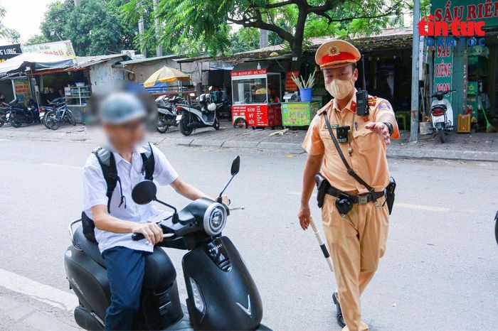 Qua kiểm tra, lực lượng chức năng phát hiện nhiều trường hợp học sinh điều khiển xe, nhưng chưa chấp hành đầy đủ các quy định về an toàn giao thông.